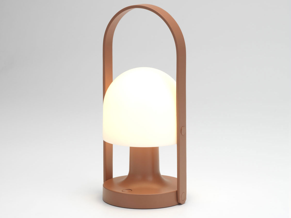 https://objectstorage.ap-seoul-1.oraclecloud.com/n/cnk6gaix2gpw/b/loqoqo-conv/o/marset/follow-me-table-lamp-portable/followme-terraccotta_1.jpg