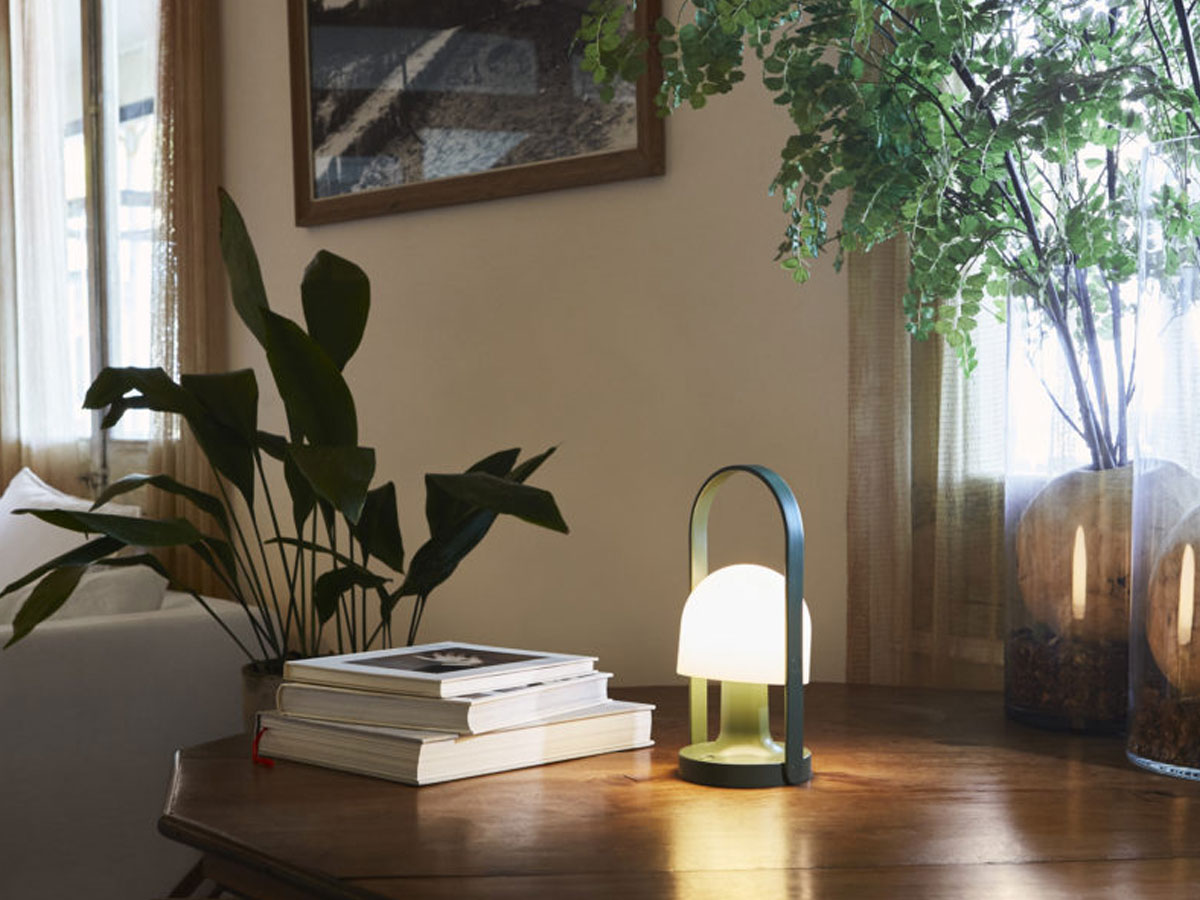 https://objectstorage.ap-seoul-1.oraclecloud.com/n/cnk6gaix2gpw/b/loqoqo-conv/o/marset/follow-me-table-lamp-portable/followme-verde_1.jpg