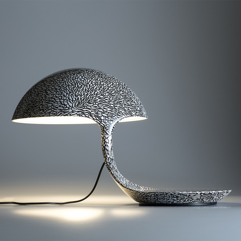 https://objectstorage.ap-seoul-1.oraclecloud.com/n/cnk6gaix2gpw/b/loqoqo-conv/o/martinelli-luce/cobra-table-lamp-texture-a-femia-and-a-simony/88622.jpg