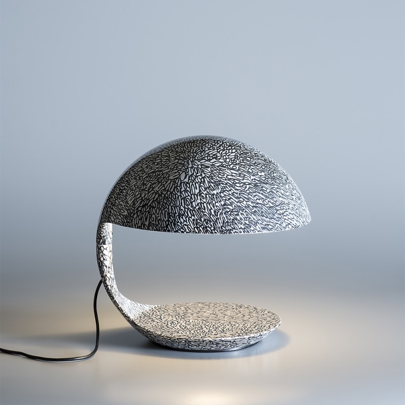 https://objectstorage.ap-seoul-1.oraclecloud.com/n/cnk6gaix2gpw/b/loqoqo-conv/o/martinelli-luce/cobra-table-lamp-texture-a-femia-and-a-simony/88624.jpg