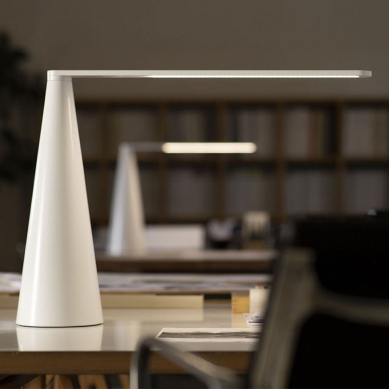 https://objectstorage.ap-seoul-1.oraclecloud.com/n/cnk6gaix2gpw/b/loqoqo-conv/o/martinelli-luce/elica-led-table-lamp/84144.jpg