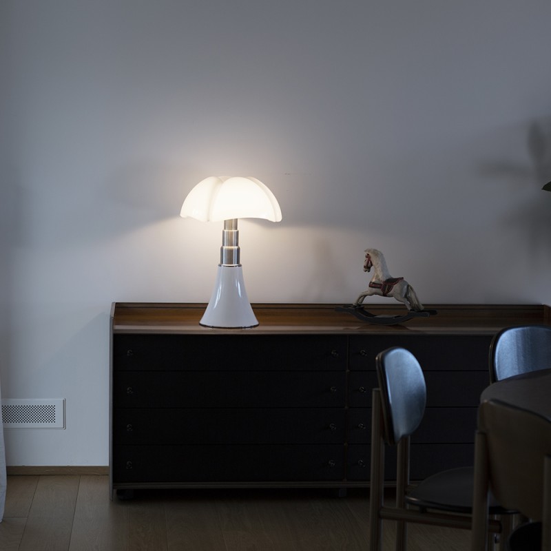 https://objectstorage.ap-seoul-1.oraclecloud.com/n/cnk6gaix2gpw/b/loqoqo-conv/o/martinelli-luce/pipistrello-med-led-table-lamp/78111.jpg