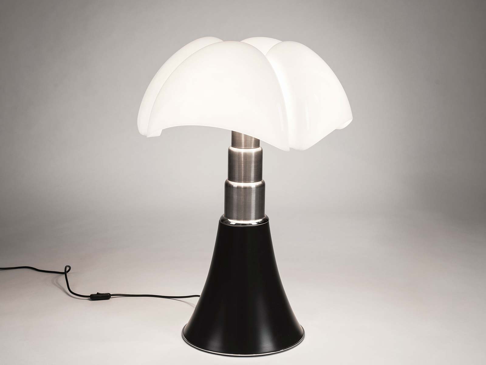 https://objectstorage.ap-seoul-1.oraclecloud.com/n/cnk6gaix2gpw/b/loqoqo-conv/o/martinelli-luce/pipistrello-medium-table-lamp/pipistrello_table_lamp_1_1.jpg