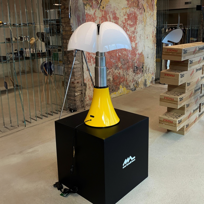 https://objectstorage.ap-seoul-1.oraclecloud.com/n/cnk6gaix2gpw/b/loqoqo-conv/o/martinelli-luce/pipistrello-pop-table-lamp/135471.jpg
