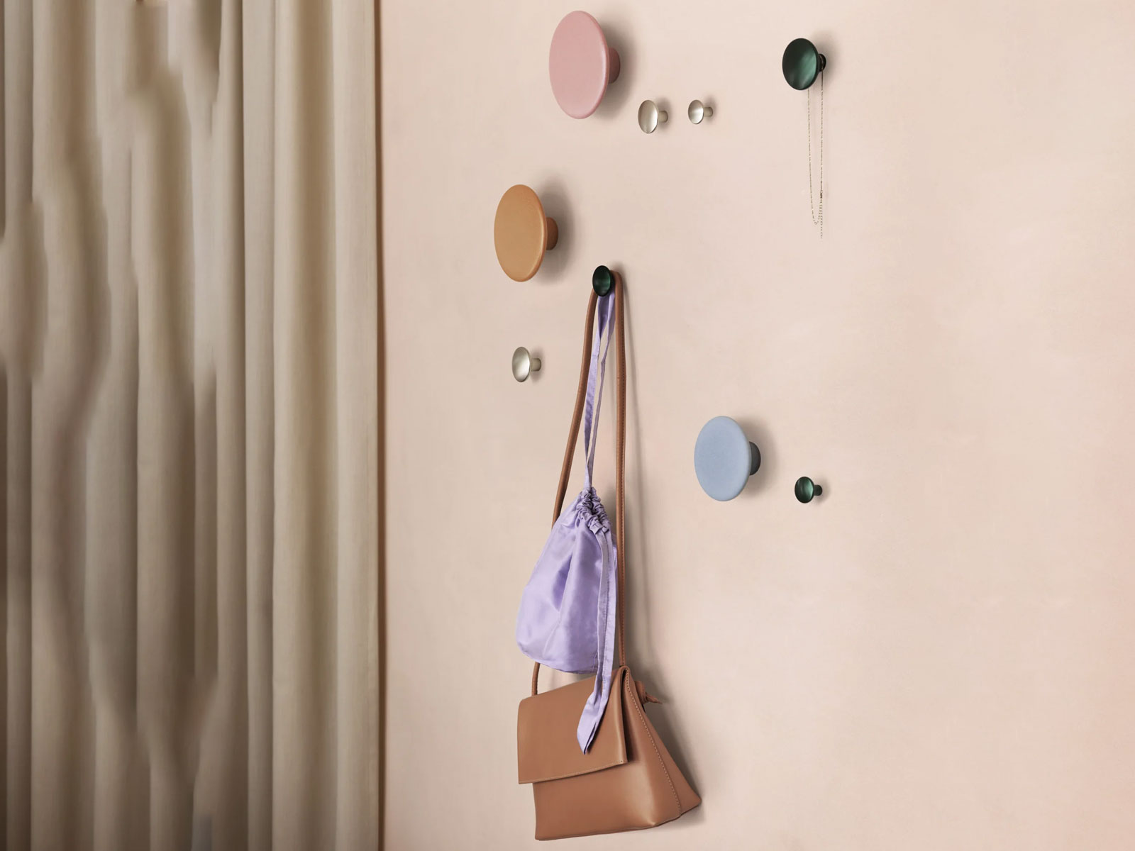 https://objectstorage.ap-seoul-1.oraclecloud.com/n/cnk6gaix2gpw/b/loqoqo-conv/o/muuto/the-dots-ceramic-coat-hook-l/the-dots-muuto_3.jpg