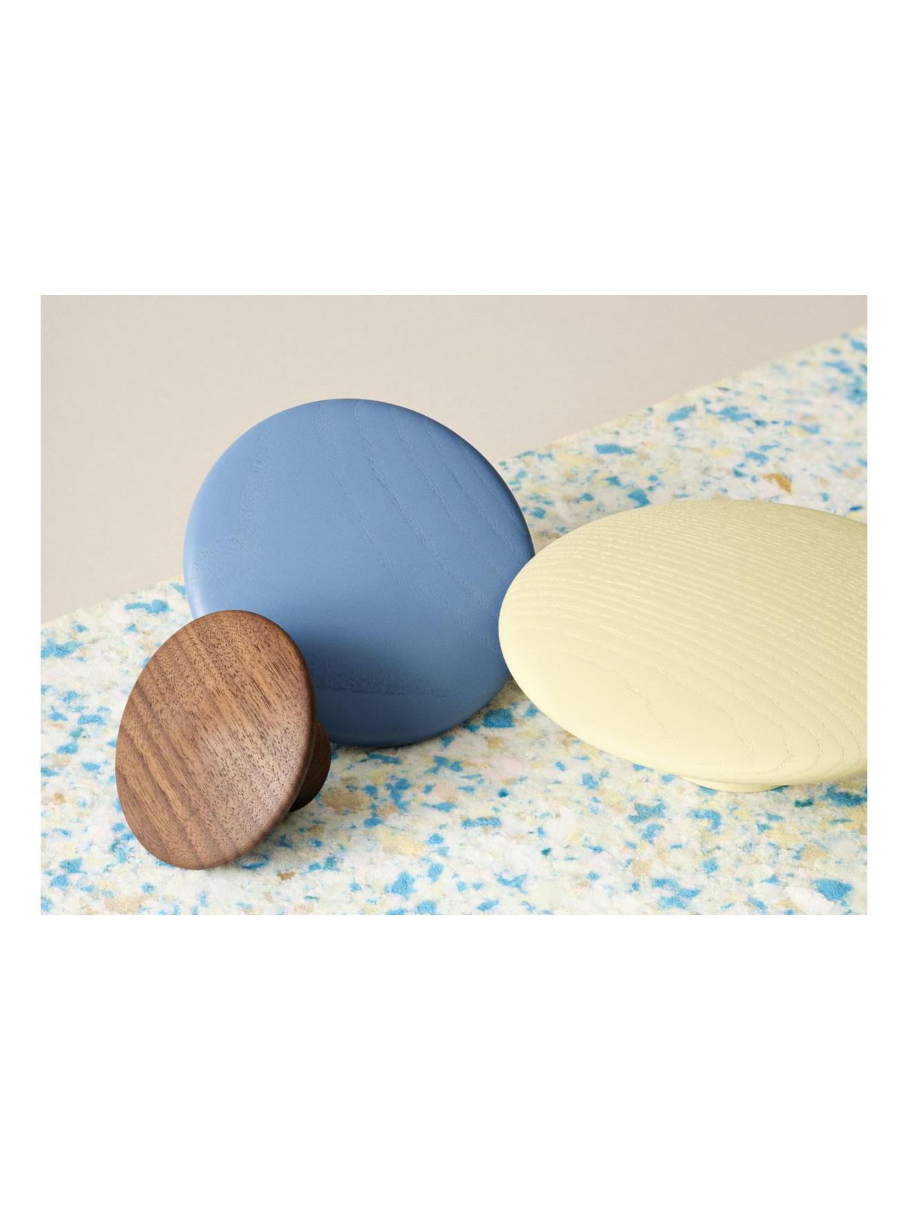 https://objectstorage.ap-seoul-1.oraclecloud.com/n/cnk6gaix2gpw/b/loqoqo-conv/o/muuto/the-dots-wood-coat-hanger-xs/the_dots_wood_muuto0003Livello_18.jpg