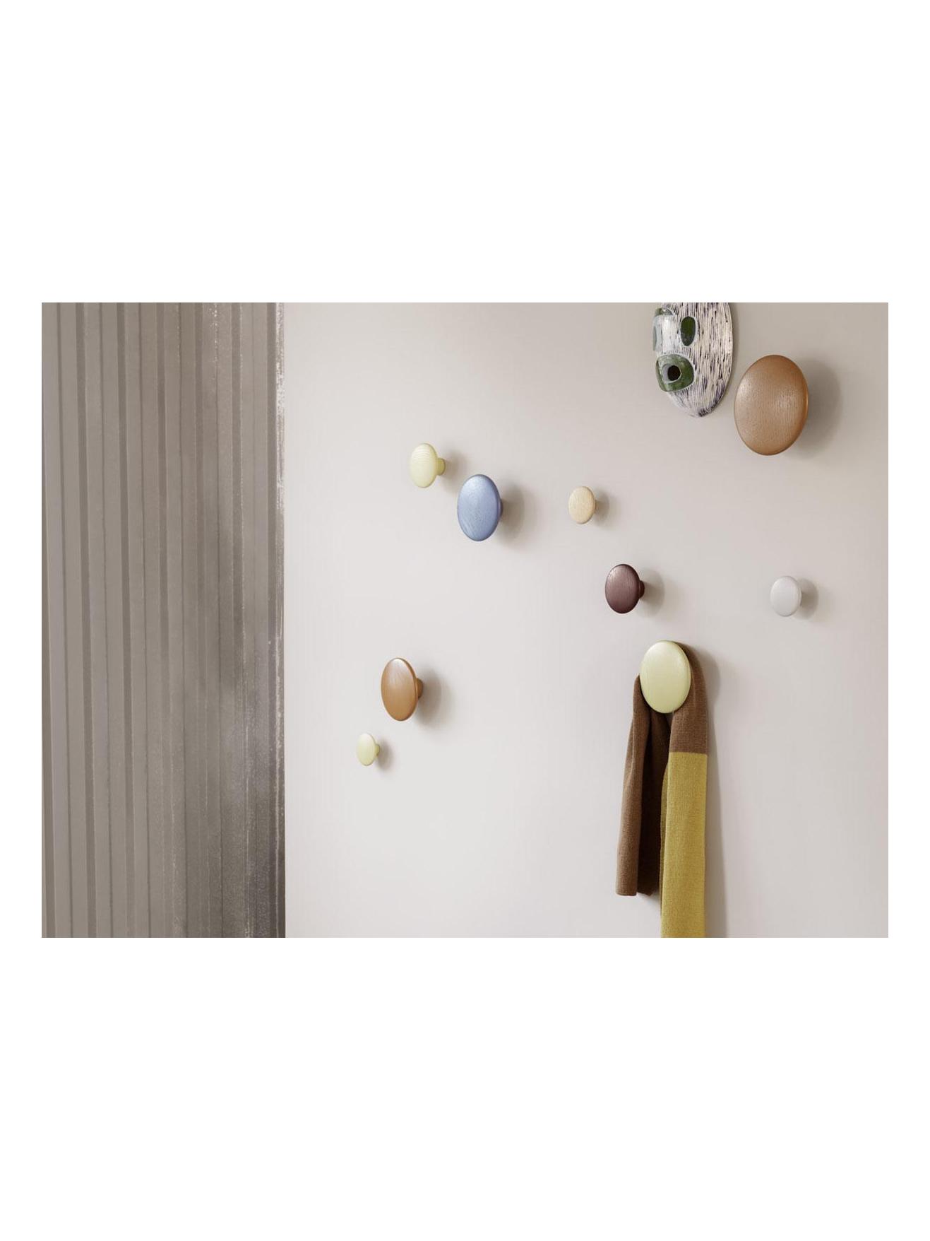 https://objectstorage.ap-seoul-1.oraclecloud.com/n/cnk6gaix2gpw/b/loqoqo-conv/o/muuto/the-dots-wood-coat-hanger-xs/the_dots_wood_muuto0006Livello_15.jpg
