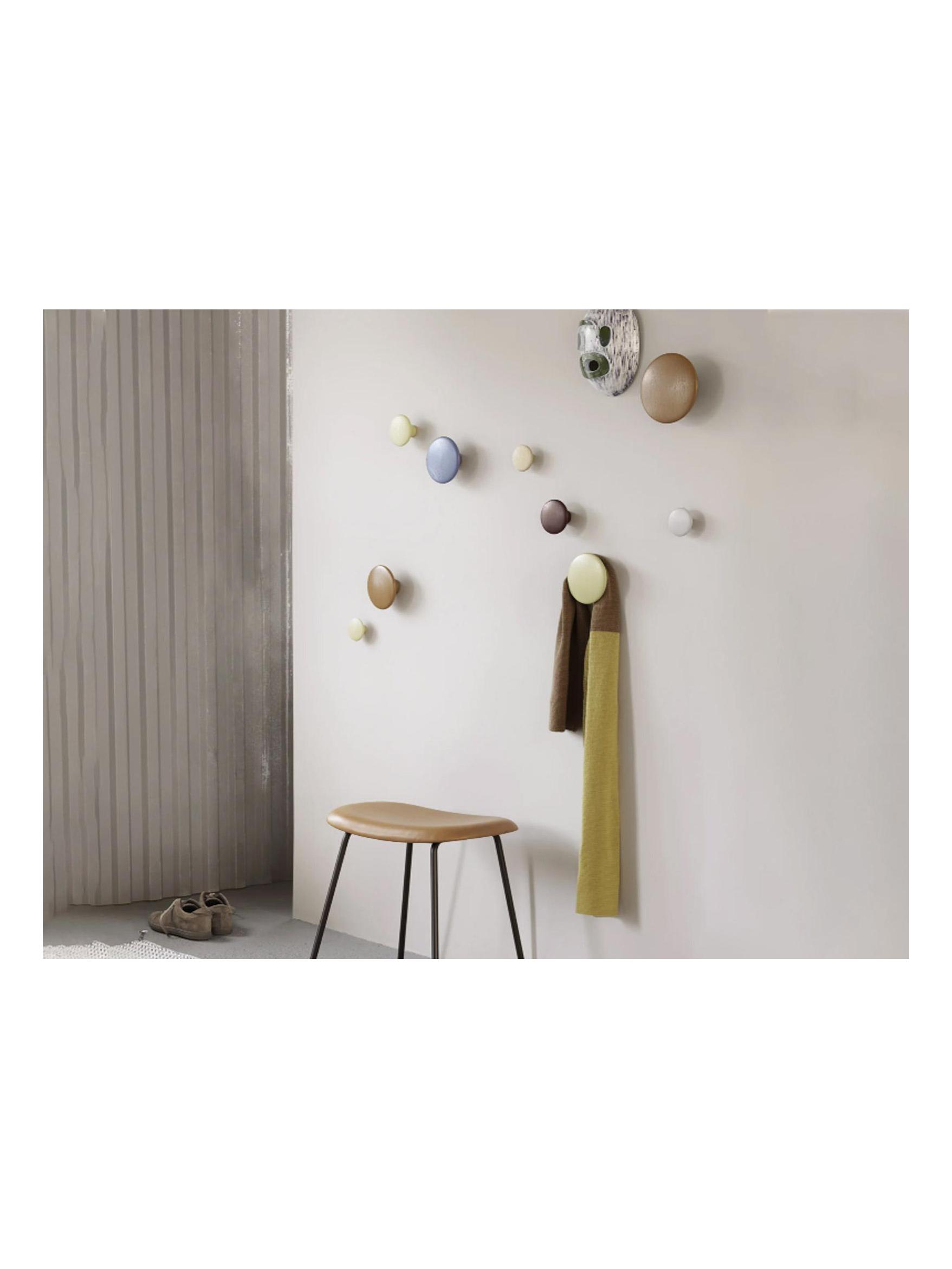 https://objectstorage.ap-seoul-1.oraclecloud.com/n/cnk6gaix2gpw/b/loqoqo-conv/o/muuto/the-dots-wooden-coat-hanger-set-5-pcs/the-dots-wood.jpg