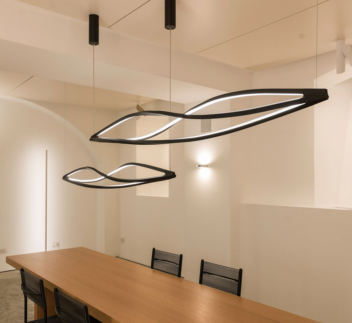 https://objectstorage.ap-seoul-1.oraclecloud.com/n/cnk6gaix2gpw/b/loqoqo-conv/o/nemo/in-the-wind-pendant-horizontal-lamp/in-the-wind-pendant-horizontal-black-contest.jpg