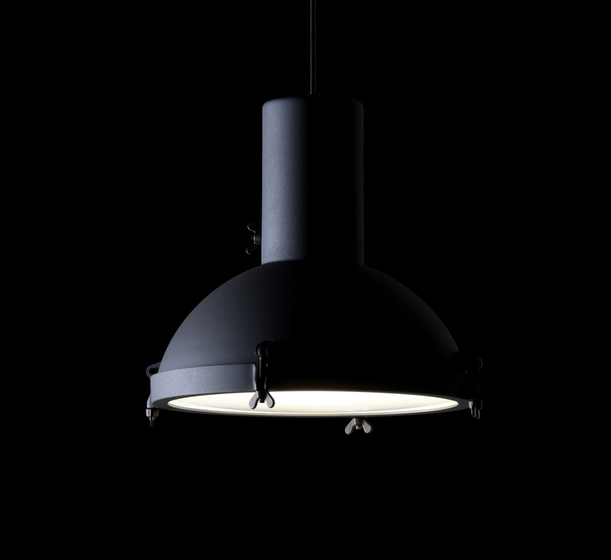 https://objectstorage.ap-seoul-1.oraclecloud.com/n/cnk6gaix2gpw/b/loqoqo-conv/o/nemo/projecteur-365-suspension-lamp-night-blue/projecteur365-nemo-02_1_2.jpg
