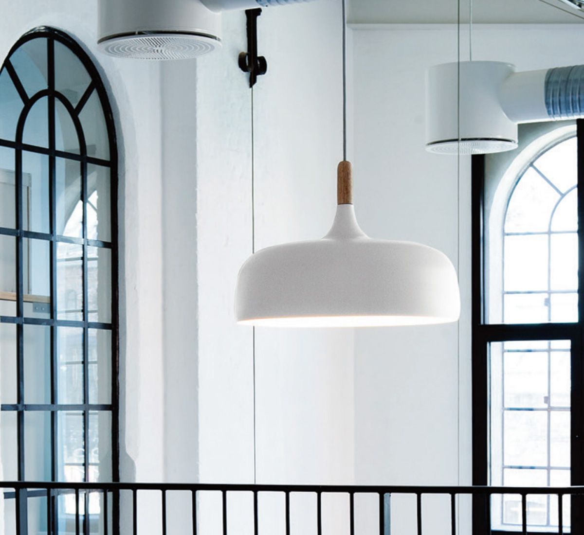 https://objectstorage.ap-seoul-1.oraclecloud.com/n/cnk6gaix2gpw/b/loqoqo-conv/o/northern/acorn-suspension-lamp-white/acorn02.jpg
