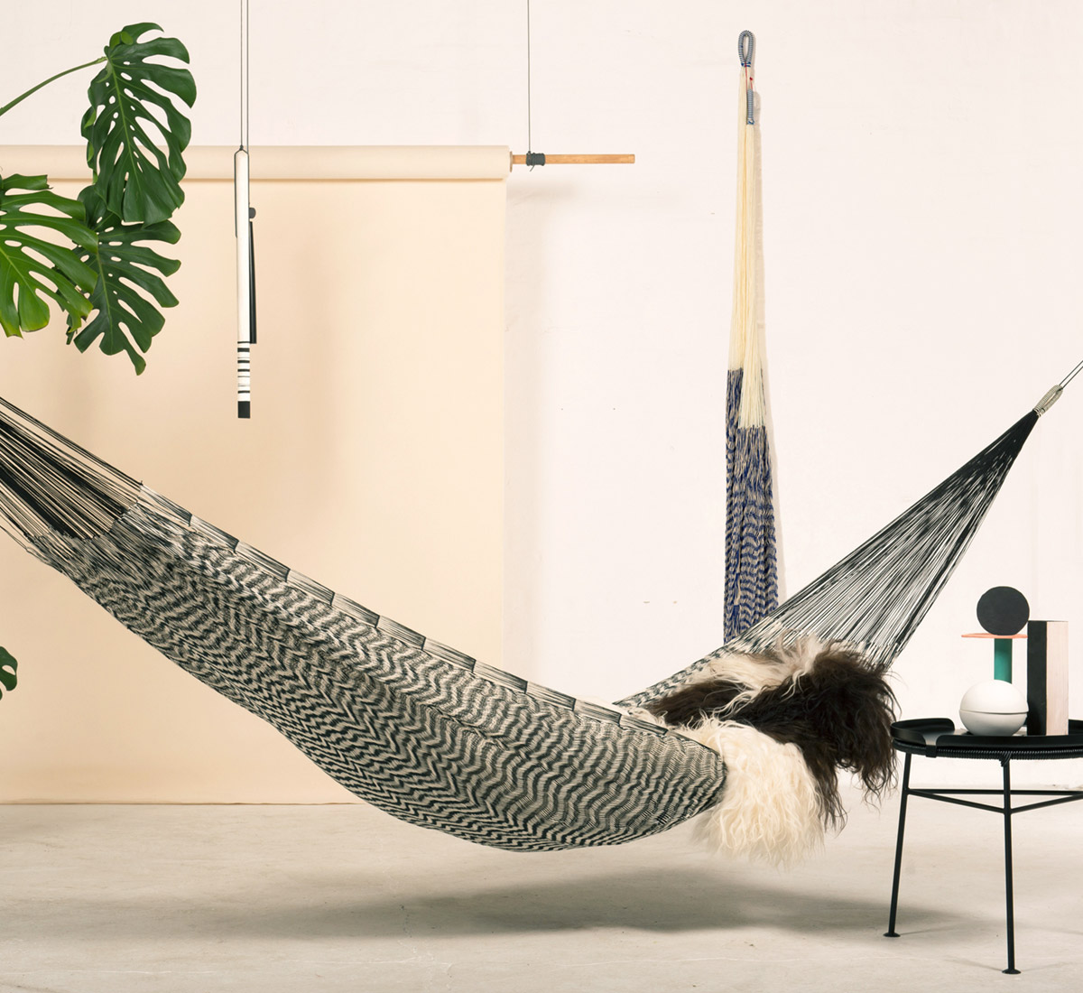 https://objectstorage.ap-seoul-1.oraclecloud.com/n/cnk6gaix2gpw/b/loqoqo-conv/o/ok-design/ama-hammock-black-and-white/ama.jpg
