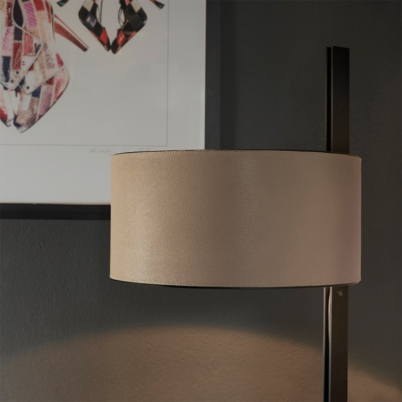 https://objectstorage.ap-seoul-1.oraclecloud.com/n/cnk6gaix2gpw/b/loqoqo-conv/o/oluce/parallel-floor-lamp-in-leather/85972.jpg