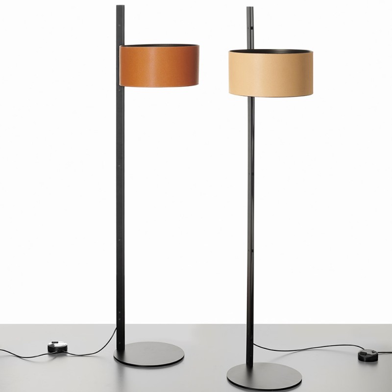 https://objectstorage.ap-seoul-1.oraclecloud.com/n/cnk6gaix2gpw/b/loqoqo-conv/o/oluce/parallel-floor-lamp-in-leather/85975.jpg