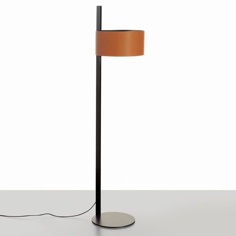 https://objectstorage.ap-seoul-1.oraclecloud.com/n/cnk6gaix2gpw/b/loqoqo-conv/o/oluce/parallel-floor-lamp-in-leather/85978.jpg