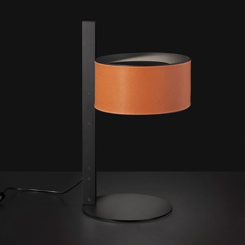 https://objectstorage.ap-seoul-1.oraclecloud.com/n/cnk6gaix2gpw/b/loqoqo-conv/o/oluce/parallel-table-lamp-in-leather/85932.jpg