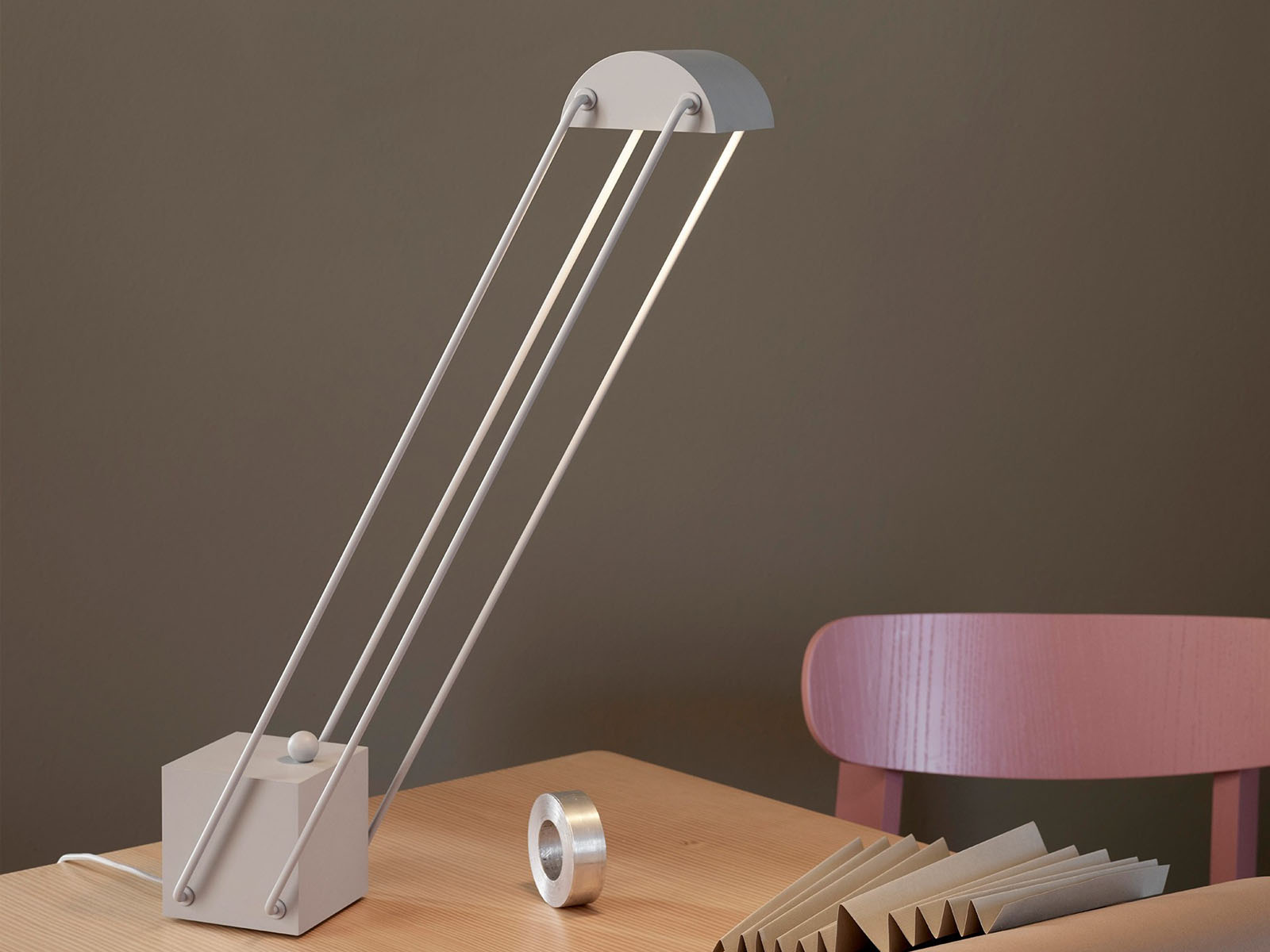 https://objectstorage.ap-seoul-1.oraclecloud.com/n/cnk6gaix2gpw/b/loqoqo-conv/o/please-wait-to-be-seated/tokio-desk-lamp/tokio_table_lamp_0000_livello_2.jpg