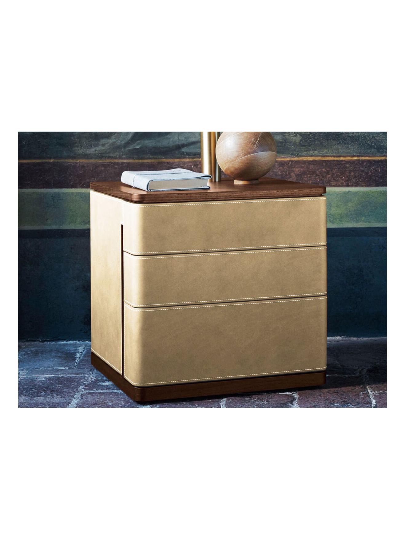 https://objectstorage.ap-seoul-1.oraclecloud.com/n/cnk6gaix2gpw/b/loqoqo-conv/o/poltrona-frau/fidelio-notte-bedside-table-saddle-avorio-canaletto-walnut/fidelio-bedside-poltrona-frau-avorio.jpg