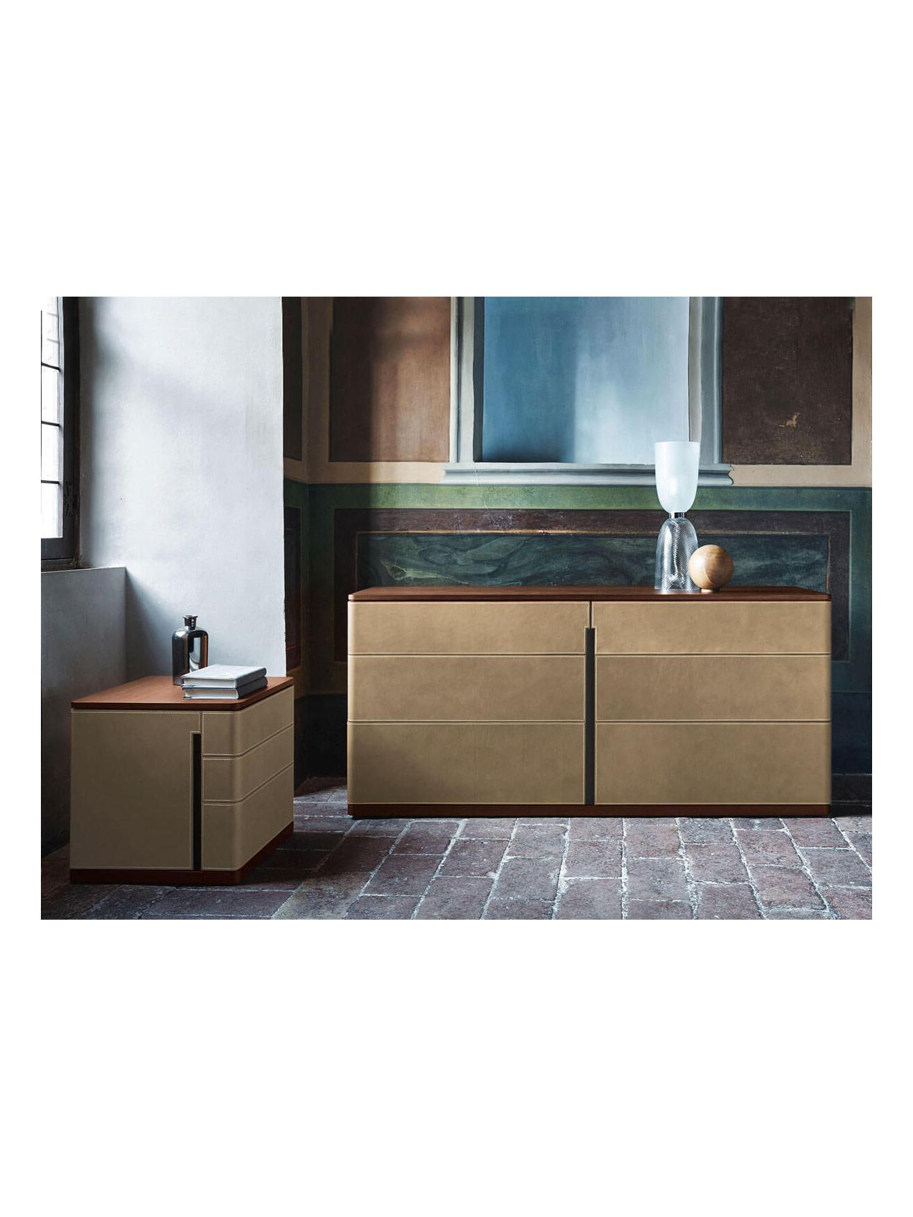 https://objectstorage.ap-seoul-1.oraclecloud.com/n/cnk6gaix2gpw/b/loqoqo-conv/o/poltrona-frau/fidelio-notte-bedside-table-saddle-avorio-canaletto-walnut/fidelio-poltrona-frau-avorio-3.jpg