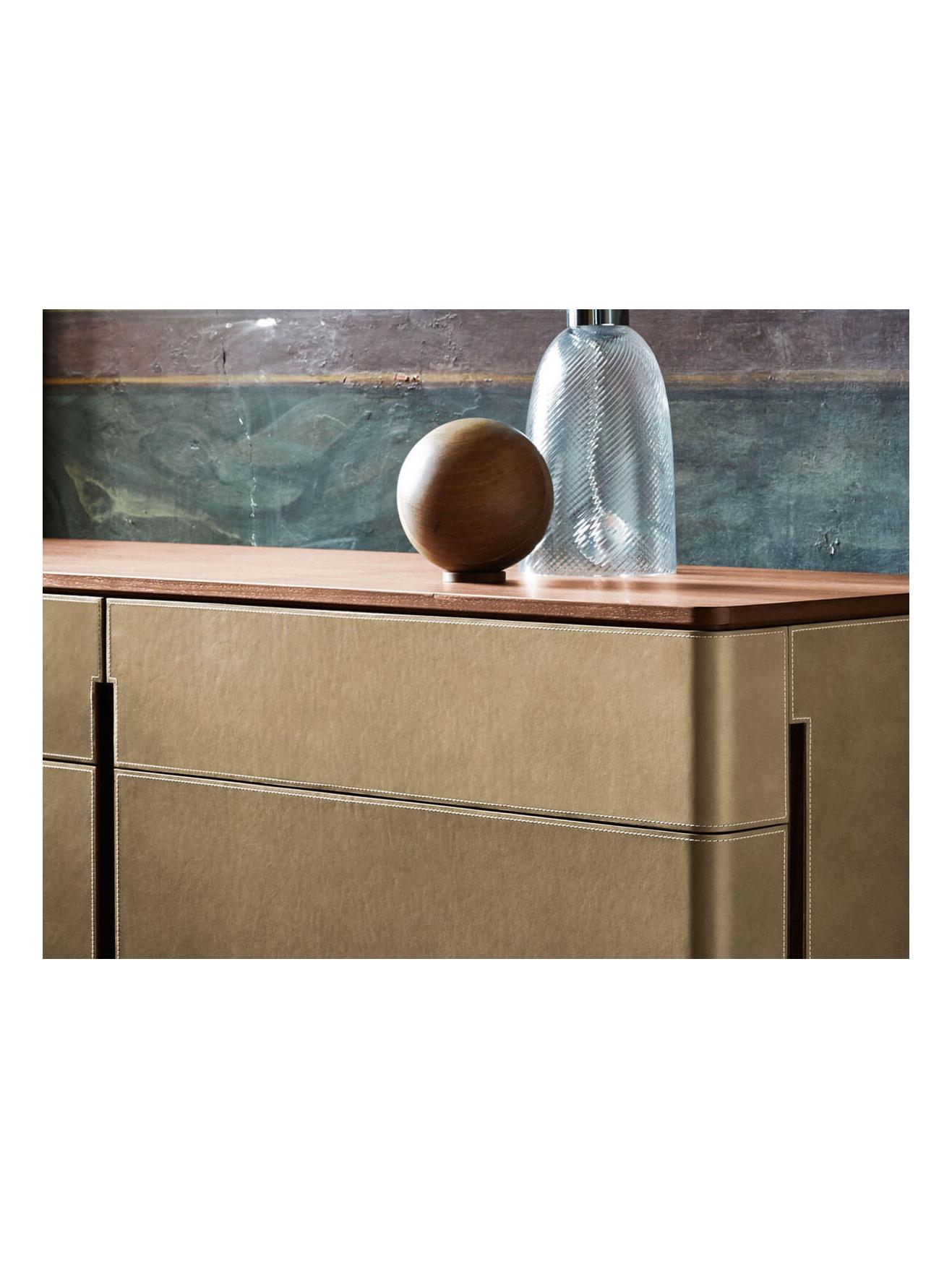 https://objectstorage.ap-seoul-1.oraclecloud.com/n/cnk6gaix2gpw/b/loqoqo-conv/o/poltrona-frau/fidelio-notte-bedside-table-saddle-avorio-canaletto-walnut/fidelio-poltrona-frau-avorio-4.jpg