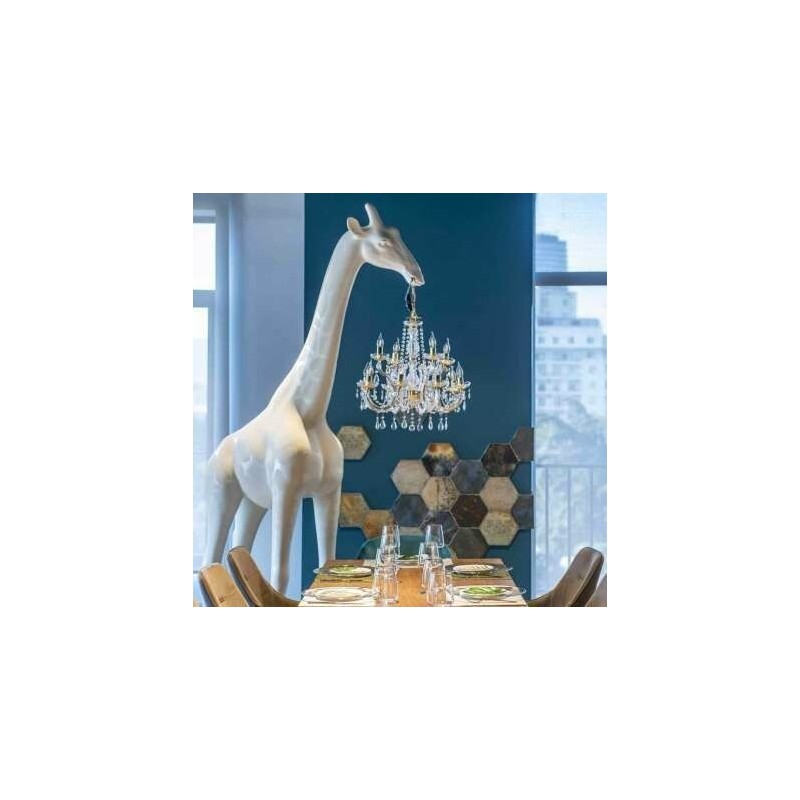 https://objectstorage.ap-seoul-1.oraclecloud.com/n/cnk6gaix2gpw/b/loqoqo-conv/o/qeeboo/giraffe-in-love-m-2-65-mt-with-chandelier-for-indoor/38729.jpg