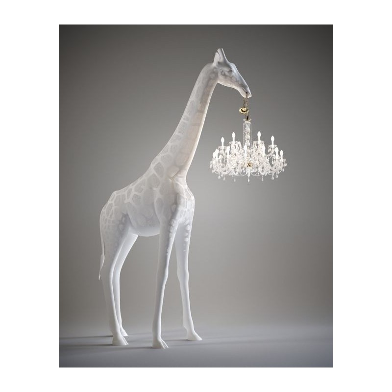 https://objectstorage.ap-seoul-1.oraclecloud.com/n/cnk6gaix2gpw/b/loqoqo-conv/o/qeeboo/giraffe-in-love-m-2-65-mt-with-chandelier-for-indoor/38734.jpg