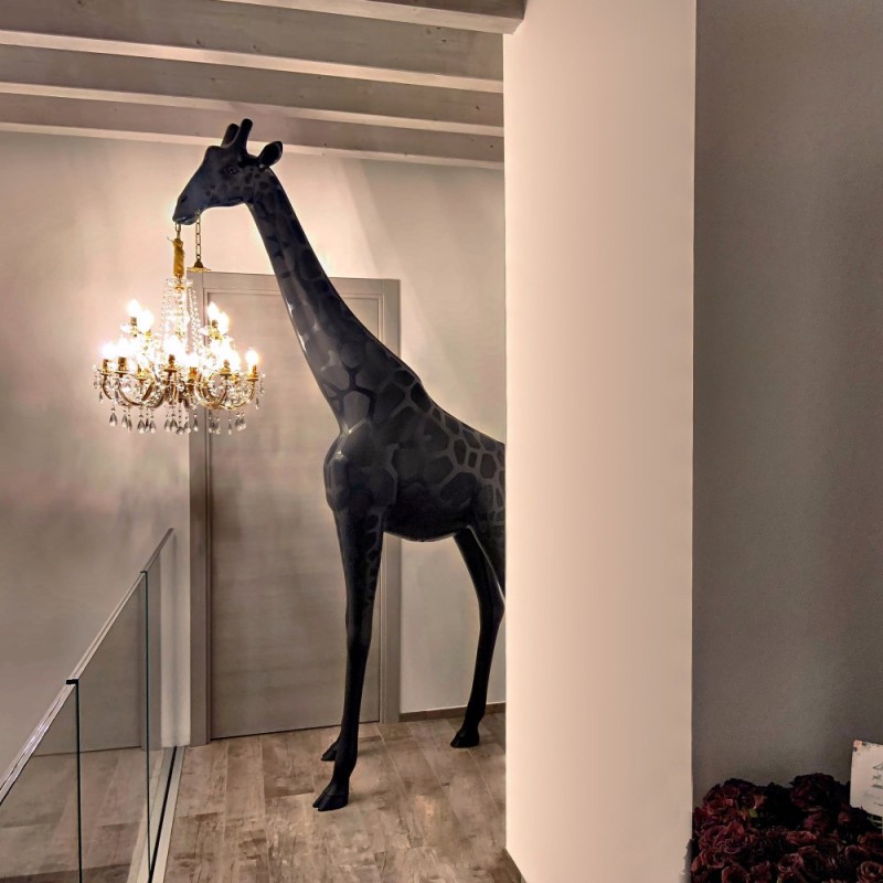 https://objectstorage.ap-seoul-1.oraclecloud.com/n/cnk6gaix2gpw/b/loqoqo-conv/o/qeeboo/giraffe-in-love-m-2-65-mt-with-chandelier-for-indoor/38735.jpg