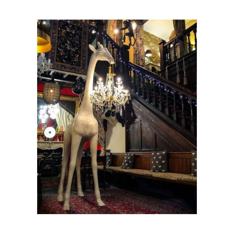 https://objectstorage.ap-seoul-1.oraclecloud.com/n/cnk6gaix2gpw/b/loqoqo-conv/o/qeeboo/giraffe-in-love-m-2-65-mt-with-chandelier-for-indoor/38740.jpg