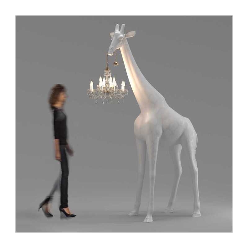 https://objectstorage.ap-seoul-1.oraclecloud.com/n/cnk6gaix2gpw/b/loqoqo-conv/o/qeeboo/giraffe-in-love-m-2-65-mt-with-chandelier-for-indoor/38741.jpg
