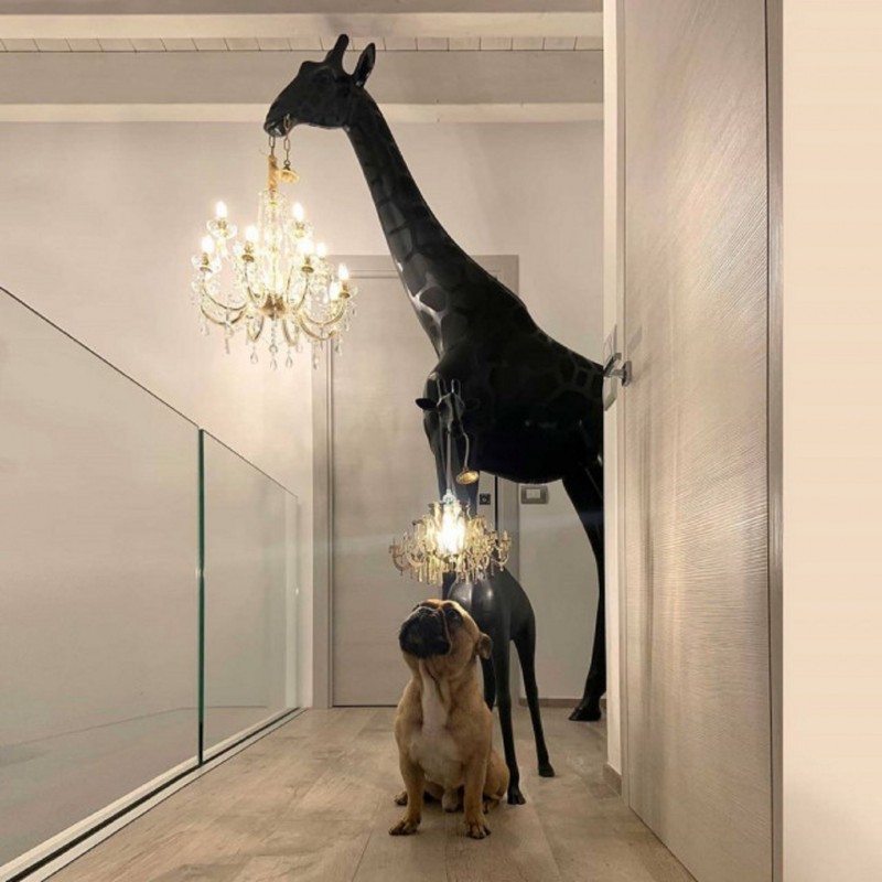 https://objectstorage.ap-seoul-1.oraclecloud.com/n/cnk6gaix2gpw/b/loqoqo-conv/o/qeeboo/giraffe-in-love-m-2-65-mt-with-chandelier-for-indoor/38742.jpg