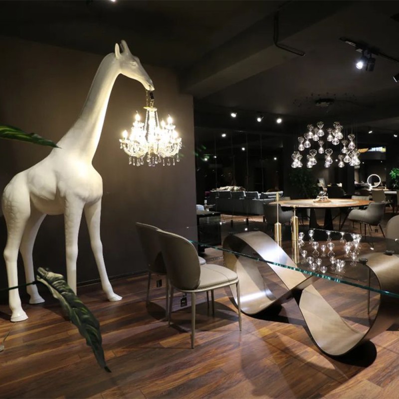 https://objectstorage.ap-seoul-1.oraclecloud.com/n/cnk6gaix2gpw/b/loqoqo-conv/o/qeeboo/giraffe-in-love-m-2-65-mt-with-chandelier-for-indoor/91660.jpg