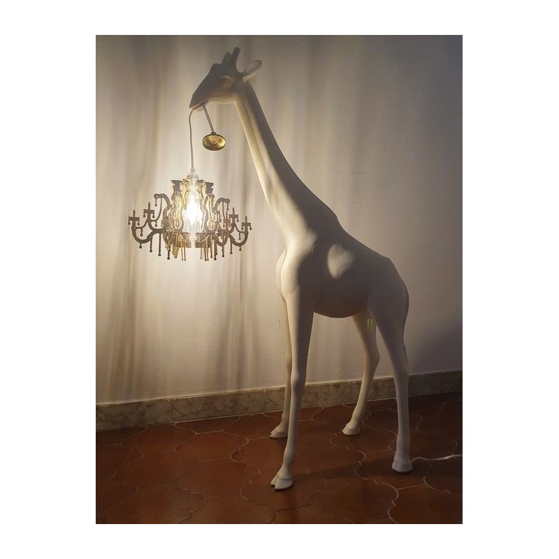 https://objectstorage.ap-seoul-1.oraclecloud.com/n/cnk6gaix2gpw/b/loqoqo-conv/o/qeeboo/giraffe-in-love-xs-100-cm-indoor-with-led-chandelier/37926.jpg