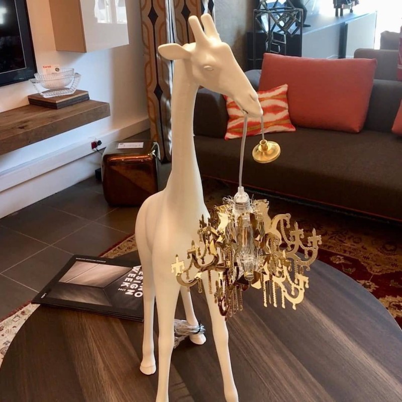 https://objectstorage.ap-seoul-1.oraclecloud.com/n/cnk6gaix2gpw/b/loqoqo-conv/o/qeeboo/giraffe-in-love-xs-100-cm-indoor-with-led-chandelier/37930.jpg