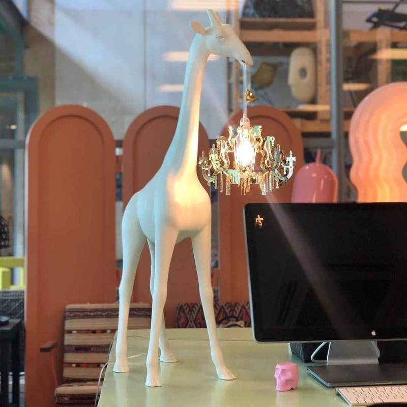 https://objectstorage.ap-seoul-1.oraclecloud.com/n/cnk6gaix2gpw/b/loqoqo-conv/o/qeeboo/giraffe-in-love-xs-100-cm-indoor-with-led-chandelier/37932.jpg