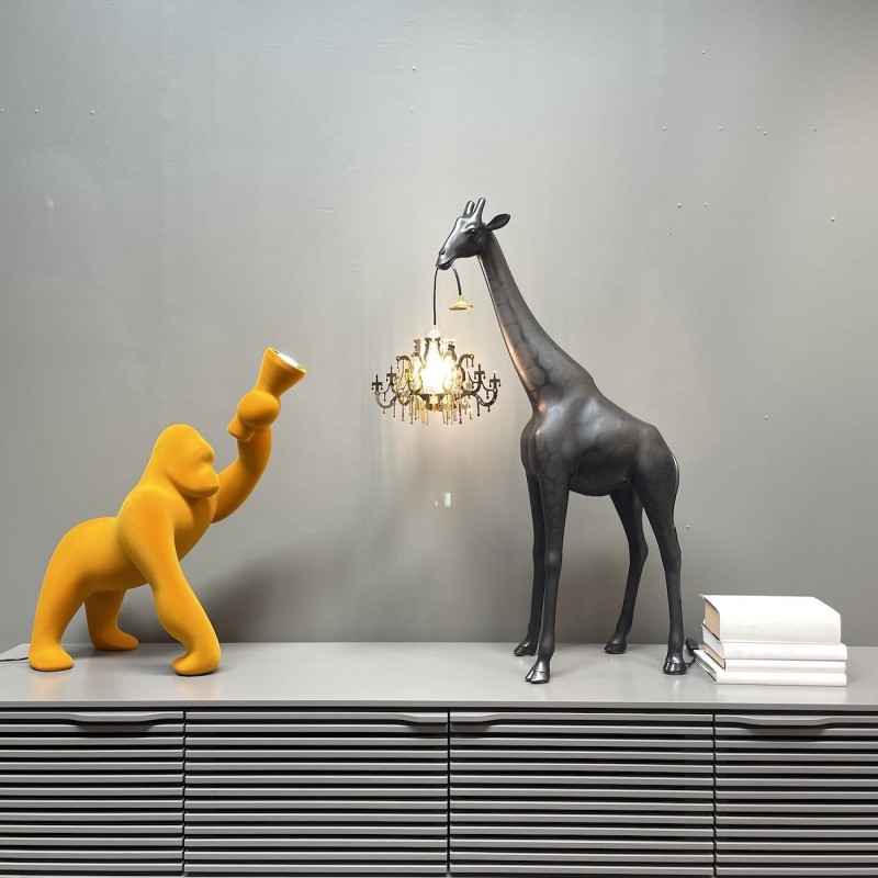 https://objectstorage.ap-seoul-1.oraclecloud.com/n/cnk6gaix2gpw/b/loqoqo-conv/o/qeeboo/giraffe-in-love-xs-100-cm-indoor-with-led-chandelier/37941.jpg