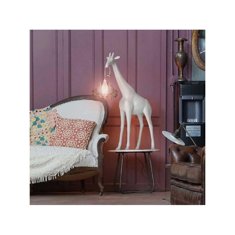 https://objectstorage.ap-seoul-1.oraclecloud.com/n/cnk6gaix2gpw/b/loqoqo-conv/o/qeeboo/giraffe-in-love-xs-100-cm-indoor-with-led-chandelier/37942.jpg