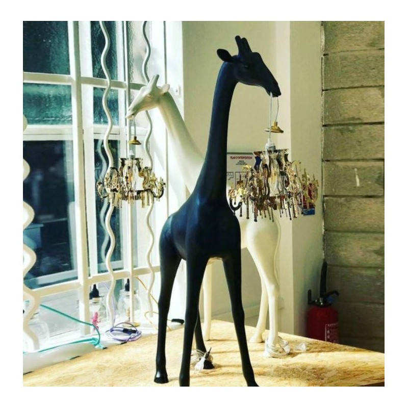 https://objectstorage.ap-seoul-1.oraclecloud.com/n/cnk6gaix2gpw/b/loqoqo-conv/o/qeeboo/giraffe-in-love-xs-100-cm-indoor-with-led-chandelier/37943.jpg