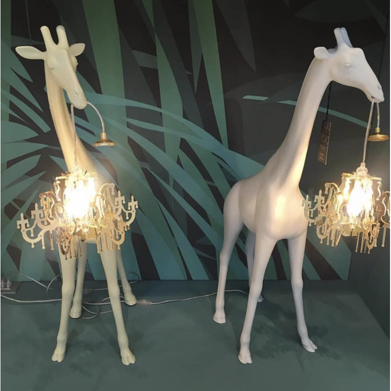 https://objectstorage.ap-seoul-1.oraclecloud.com/n/cnk6gaix2gpw/b/loqoqo-conv/o/qeeboo/giraffe-in-love-xs-100-cm-indoor-with-led-chandelier/37944.jpg