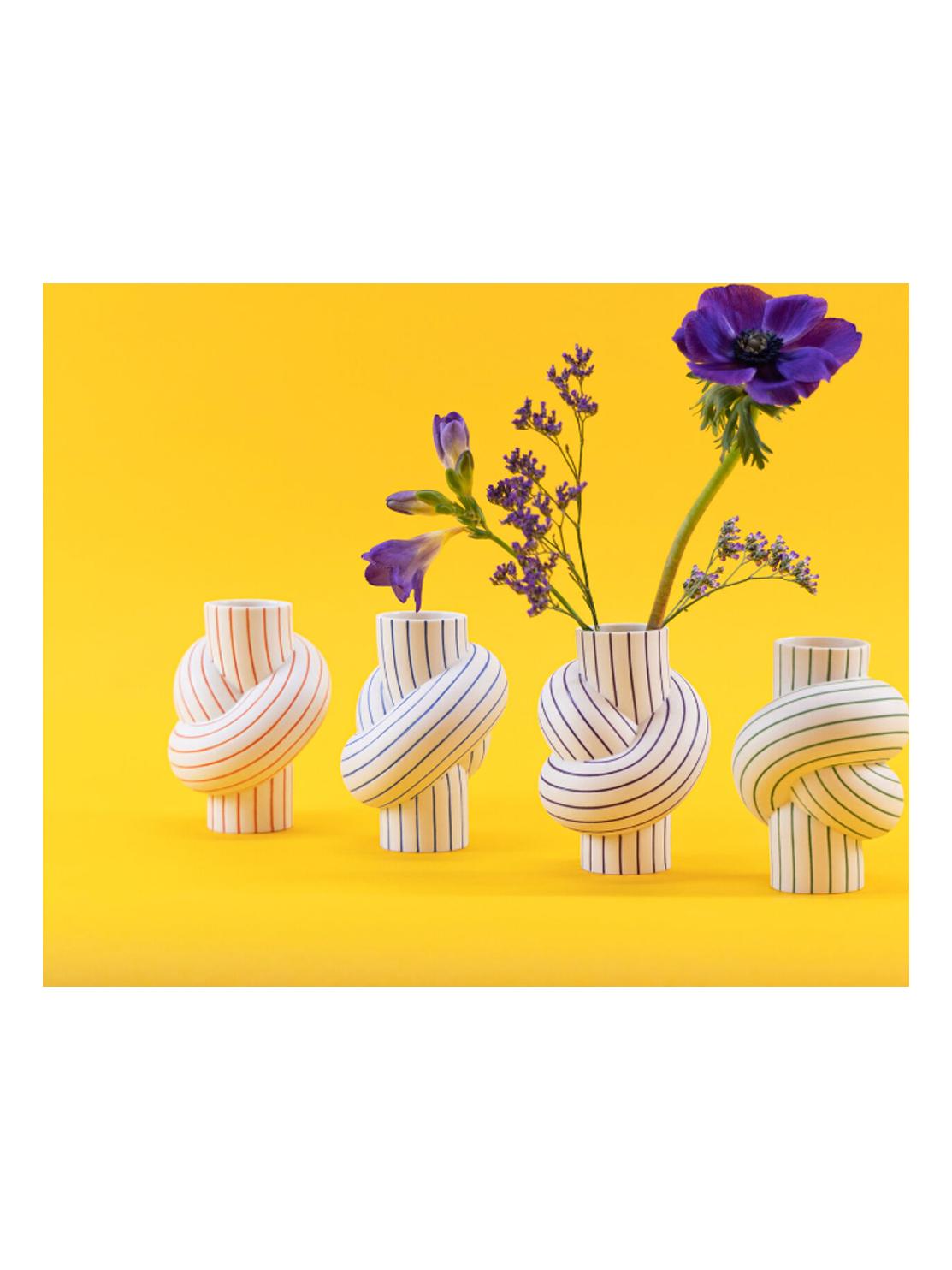 https://objectstorage.ap-seoul-1.oraclecloud.com/n/cnk6gaix2gpw/b/loqoqo-conv/o/rosenthal/node-stripes-vase-12-cm-blueberry/rosenthal-node-stripes-vase_1.jpg