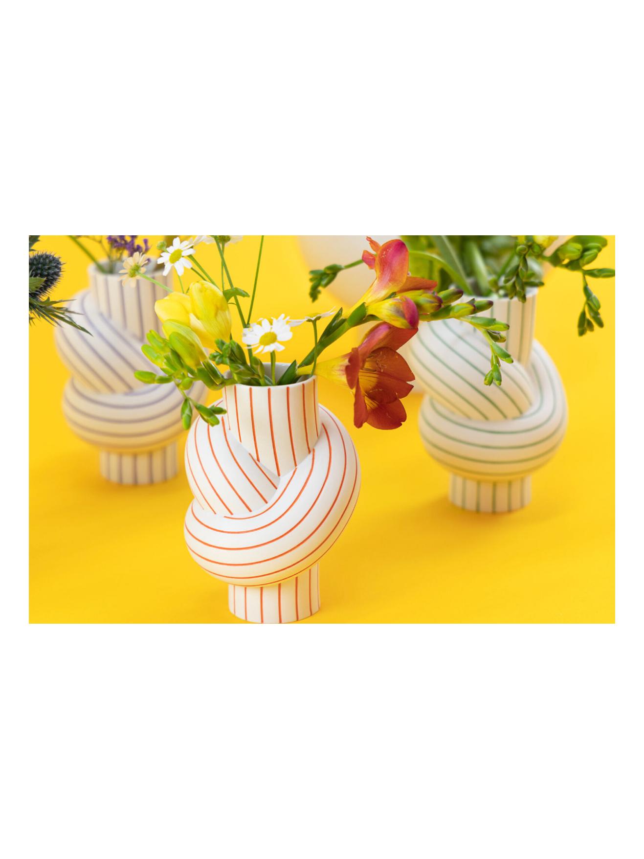 https://objectstorage.ap-seoul-1.oraclecloud.com/n/cnk6gaix2gpw/b/loqoqo-conv/o/rosenthal/node-stripes-vase-12-cm-mango/rosenthal-node-stripes-vase-mango-2.jpg