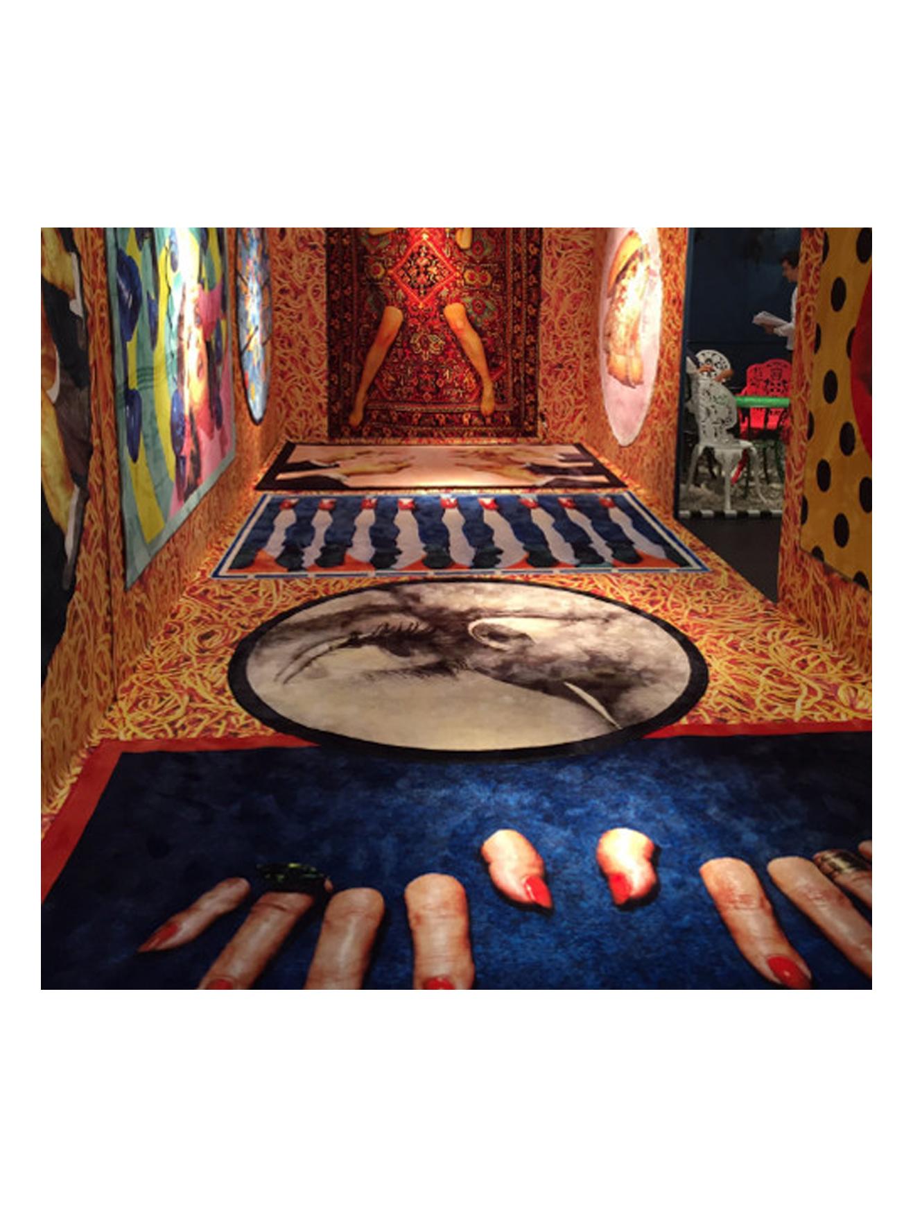 Fingers Toiletpaper Rug