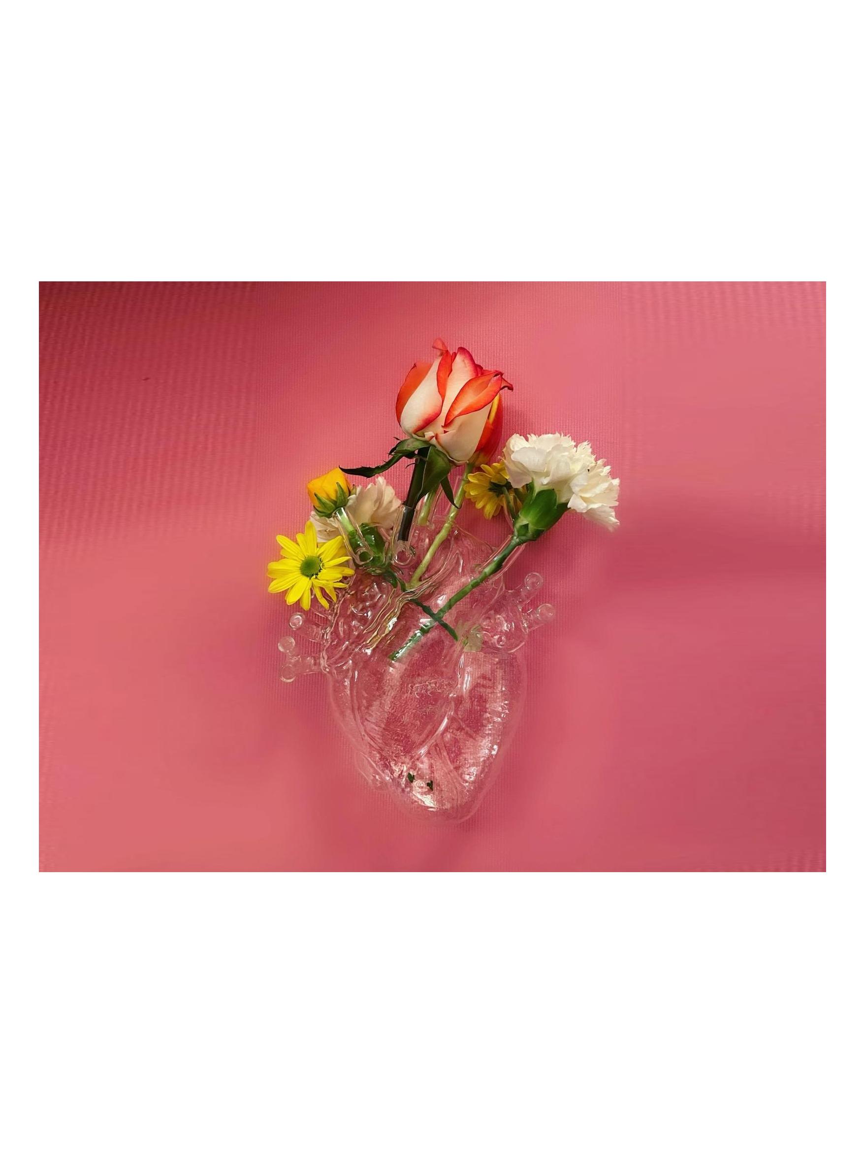 https://objectstorage.ap-seoul-1.oraclecloud.com/n/cnk6gaix2gpw/b/loqoqo-conv/o/seletti/love-in-bloom-glass-vase/glassbloom4444.jpg