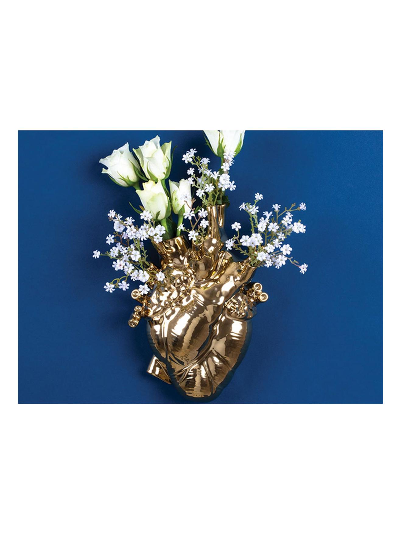 https://objectstorage.ap-seoul-1.oraclecloud.com/n/cnk6gaix2gpw/b/loqoqo-conv/o/seletti/love-in-bloom-gold-vase/love-in-bloom-seletti.jpg