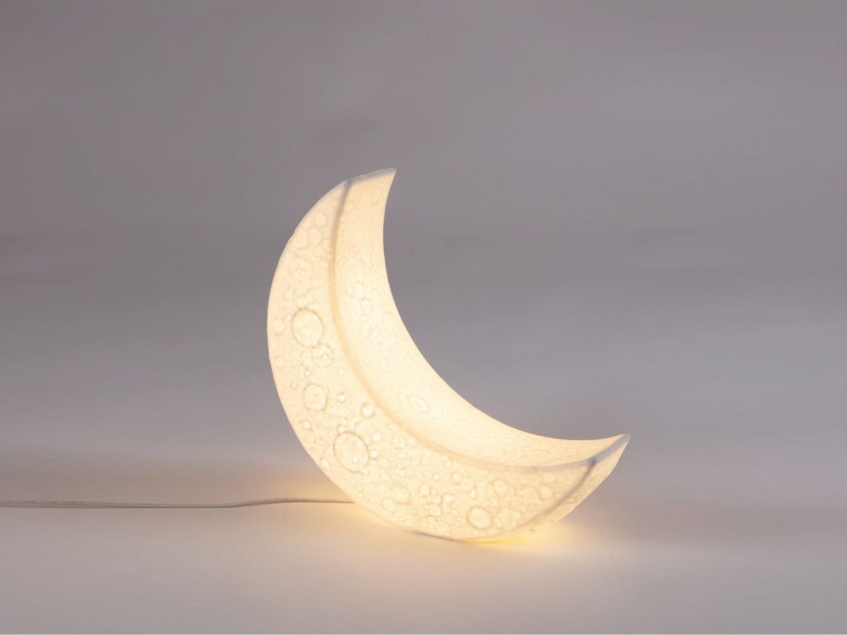 https://objectstorage.ap-seoul-1.oraclecloud.com/n/cnk6gaix2gpw/b/loqoqo-conv/o/seletti/my-mini-moon-floor-lamp/mylittlemoon2.jpg
