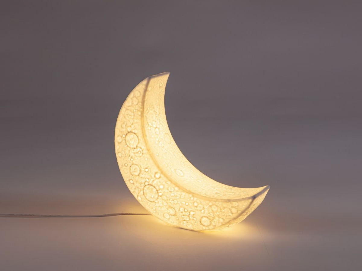 https://objectstorage.ap-seoul-1.oraclecloud.com/n/cnk6gaix2gpw/b/loqoqo-conv/o/seletti/my-mini-moon-floor-lamp/mylittlemoon3.jpg