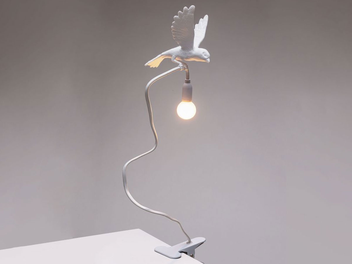 https://objectstorage.ap-seoul-1.oraclecloud.com/n/cnk6gaix2gpw/b/loqoqo-conv/o/seletti/sparrow-landing-table-lamp-with-clamp/LANDINGSELETTI.jpg