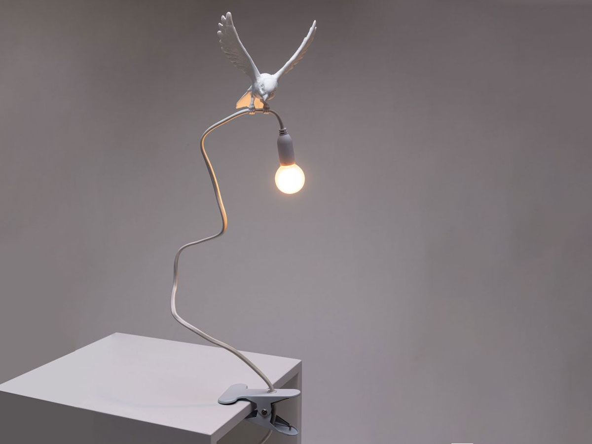 https://objectstorage.ap-seoul-1.oraclecloud.com/n/cnk6gaix2gpw/b/loqoqo-conv/o/seletti/sparrow-landing-table-lamp-with-clamp/SELETTILAMPADADATAVOLOSPARROWLANFING.jpg