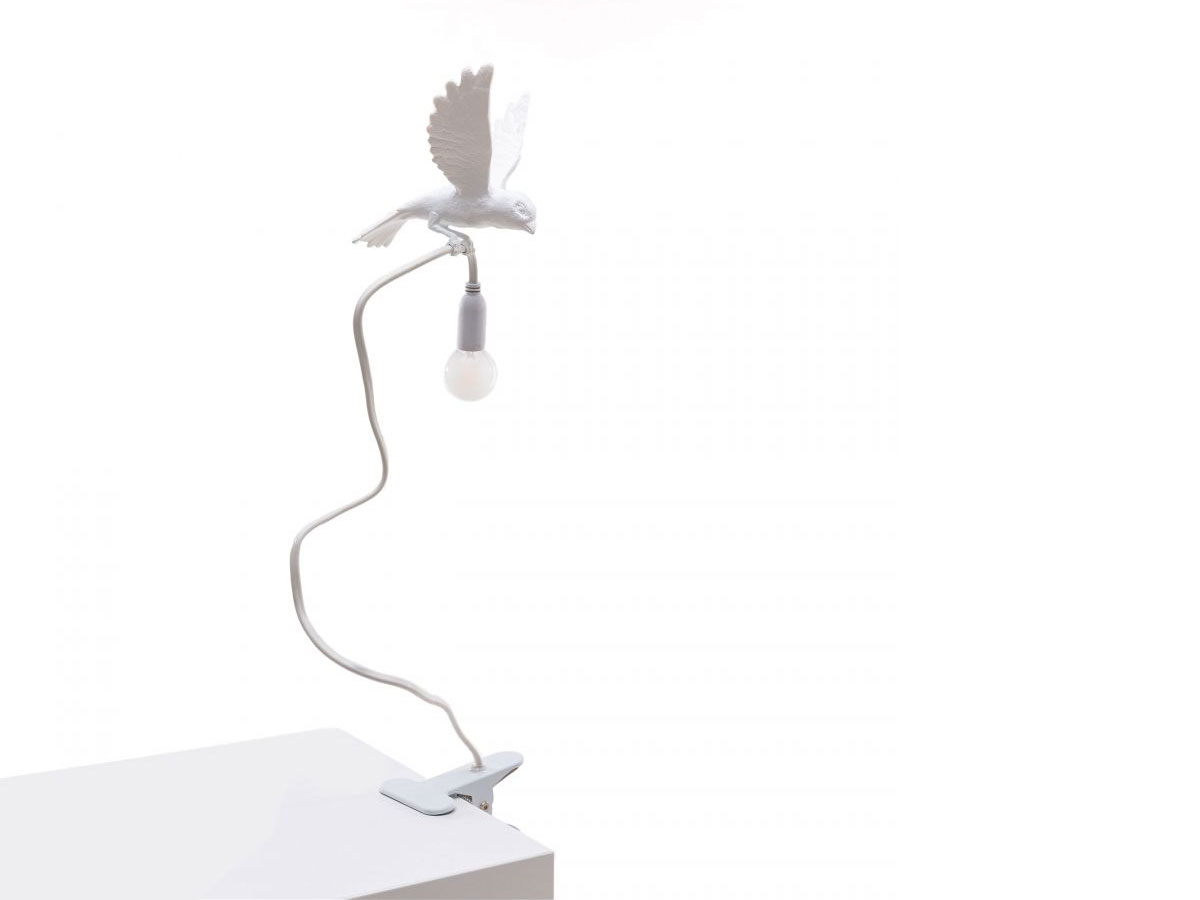 https://objectstorage.ap-seoul-1.oraclecloud.com/n/cnk6gaix2gpw/b/loqoqo-conv/o/seletti/sparrow-landing-table-lamp-with-clamp/SPARROWLANDINGSELETTI.jpg