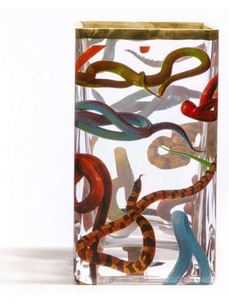 https://objectstorage.ap-seoul-1.oraclecloud.com/n/cnk6gaix2gpw/b/loqoqo-conv/o/seletti/toiletpaper-glass-vase/ToiletpaperGlassVaseSnakesSeletti3.jpg