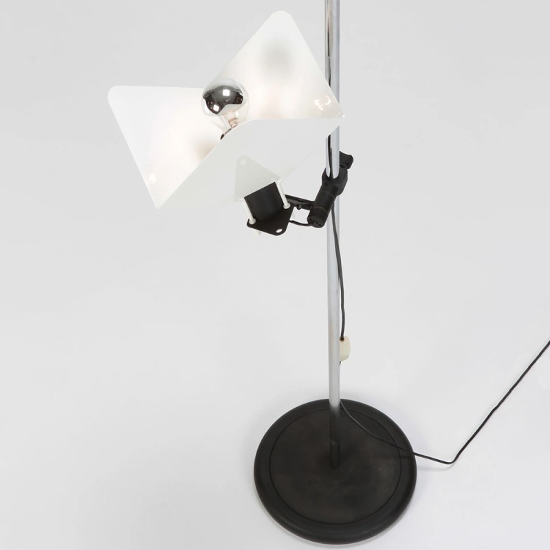 https://objectstorage.ap-seoul-1.oraclecloud.com/n/cnk6gaix2gpw/b/loqoqo-conv/o/stilnovo/triedro-led-floor-lamp/77988.jpg